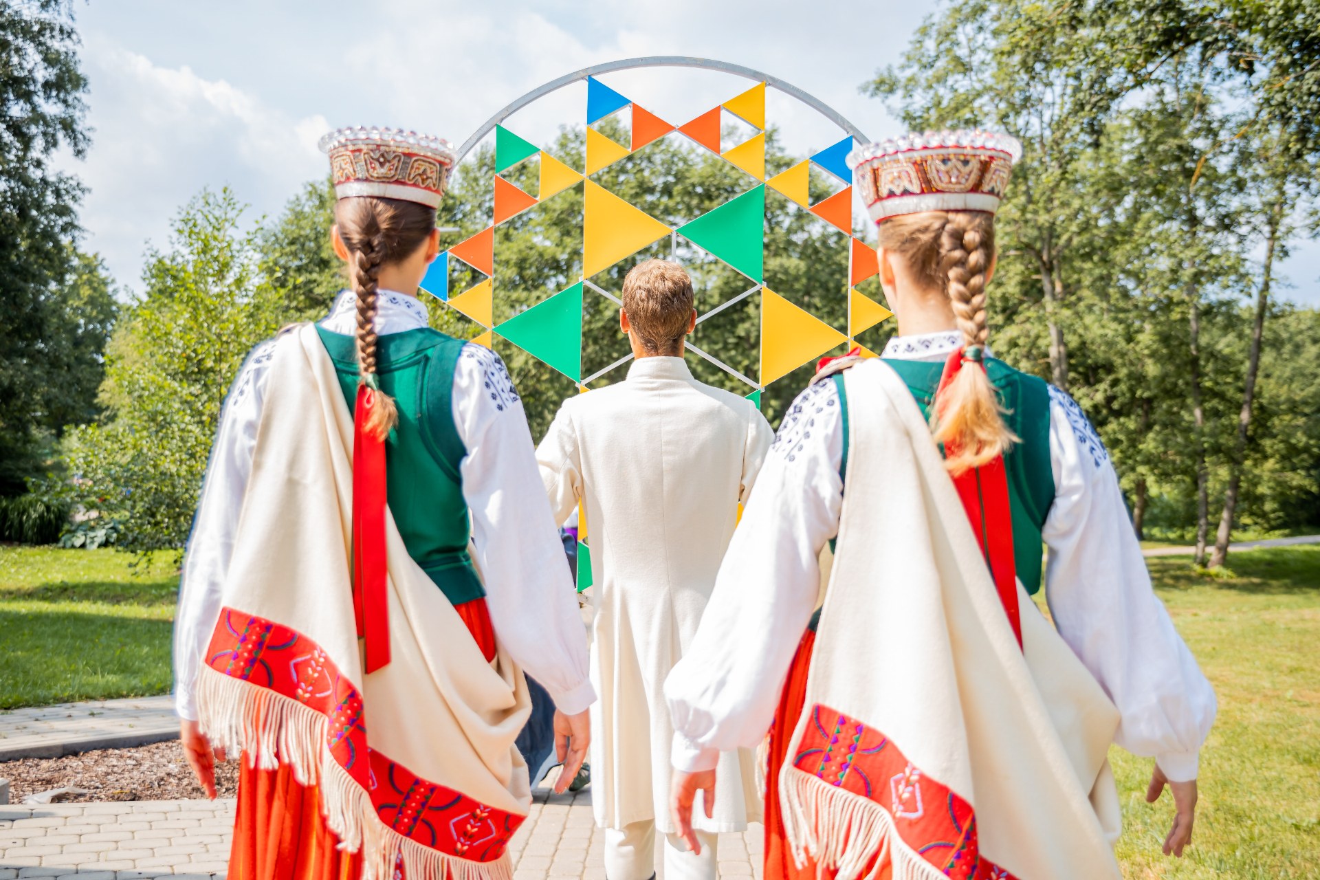 Jeunes en costumes traditionnels lettons à la Fête lettone de la chanson et de la danse